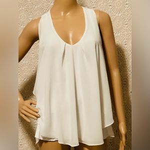 🌼The perfect summer top! Lightweight and feminine🌼